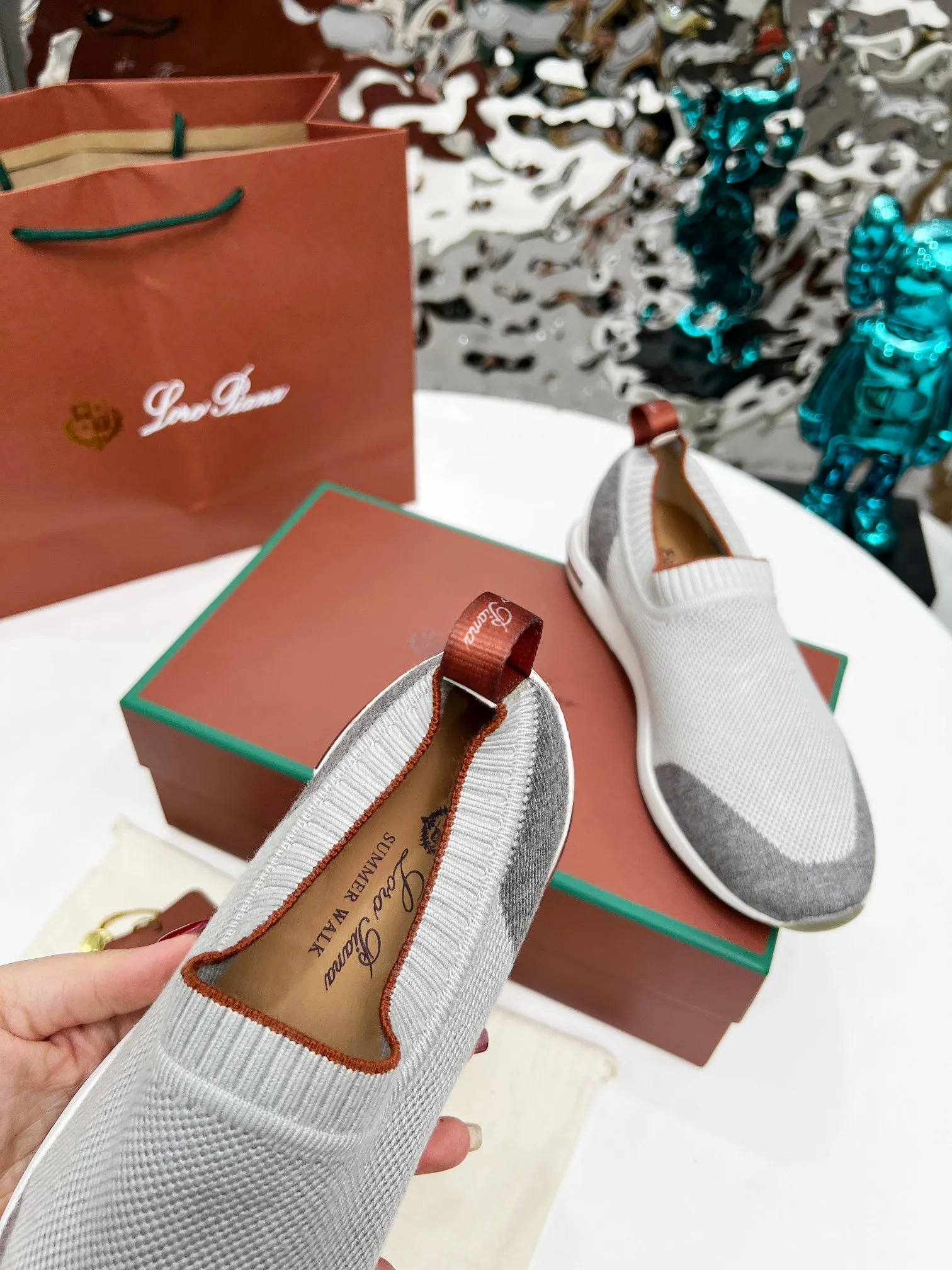 👟👟Ex-factory price 440👟👟 Men’s size +10 🧨🧨🧨Loropiana’s new board is online! This product is made of imported nylon velvet and developed from original boards. It is light, comfortable and breathable, and is suitable for all seasons. Size: 35-41, (Note: 35 and 41 are not returnable or exchangeable),